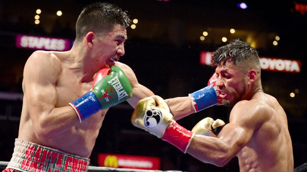 Abner Mares and Leo Santa Cruz battled for all 12 rounds in 2015, with Santa Cruz winning a majority decision