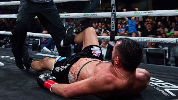Aidos Yerbosynuly en el suelo del ring en una pelea contra David Morrell