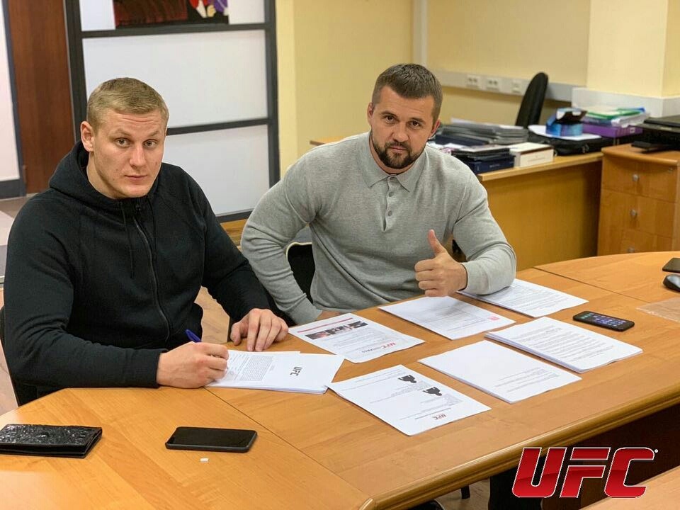 Сергей Павлович (слева) с подписанным контрактом. Фото: UFC