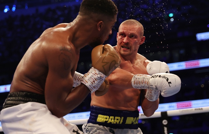 Alexander Usyk in a fight against Anthony Joshua