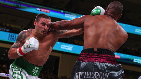 Usyk in the fight against Chazz Witherspoon